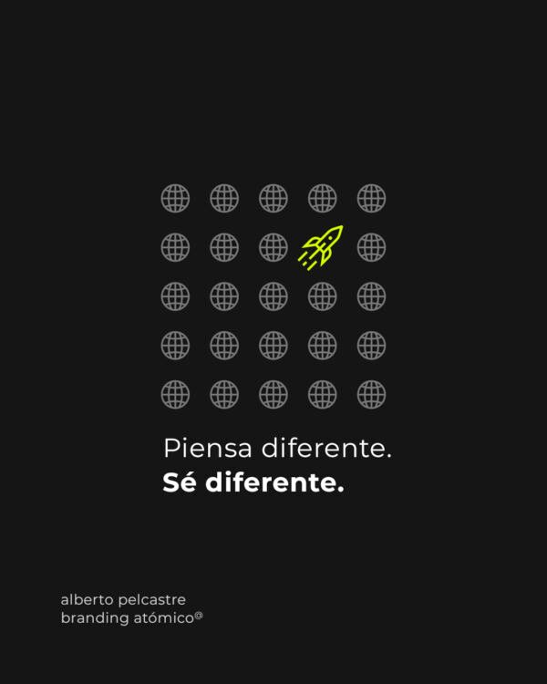 Branding Atómico Camiseta Piensa Diferente