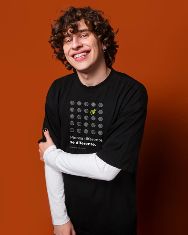 Branding Atómico Camiseta Piensa Diferente