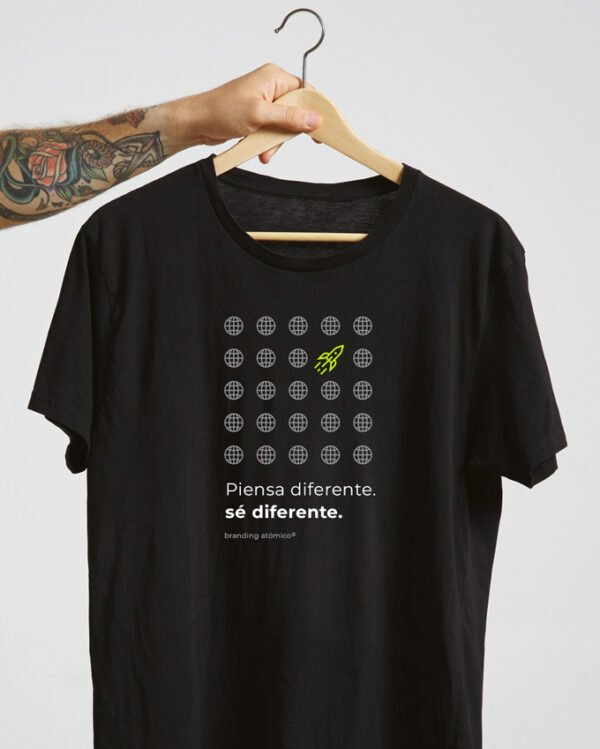 Branding Atómico Camiseta Piensa Diferente